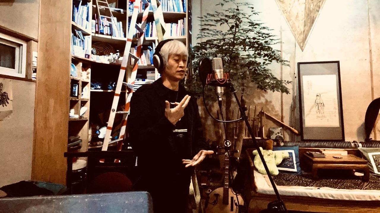 Xiao He nimmt in Peking den Gesang für das gemeinsame Lied Wild Swan mit Ulrike Haage auf Xiao He nimmt in Peking den Gesang für das gemeinsame Lied Wild Swan mit Ulrike Haage auf