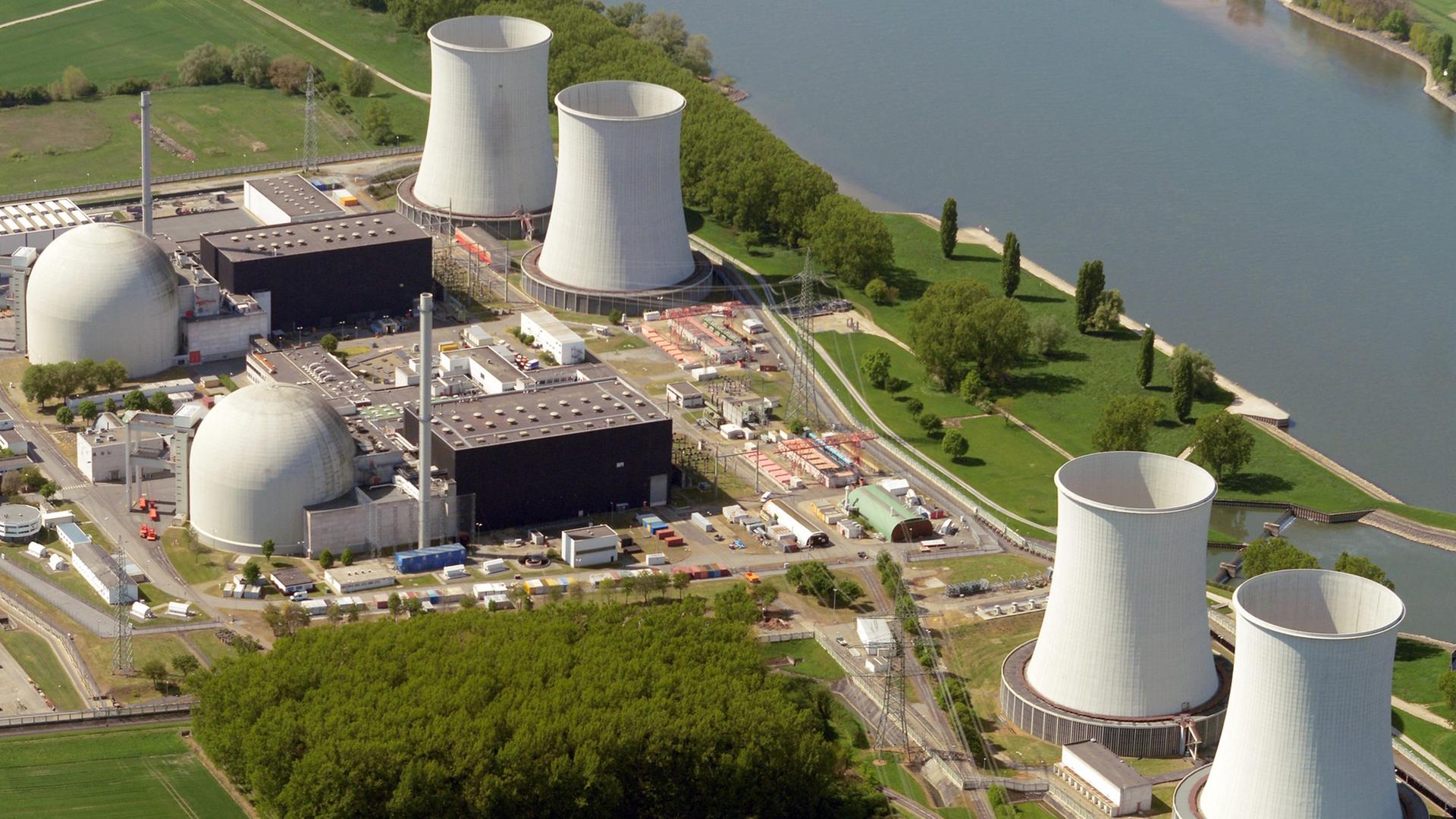 Luftaufnahme des RWE-Atomkraftwerks Biblis bei Biblis am Rhein Luftaufnahme des RWE-Atomkraftwerks Biblis bei Biblis am Rhein