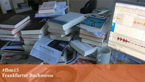 Blick auf den Schreibtisch eines Literaturredakteurs bei Deutschlandradio Kultur.