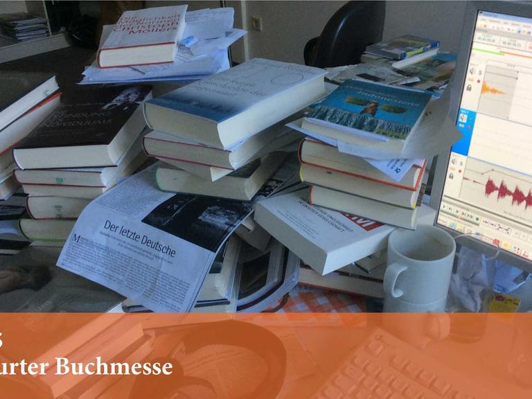 Blick auf den Schreibtisch eines Literaturredakteurs bei Deutschlandradio Kultur.