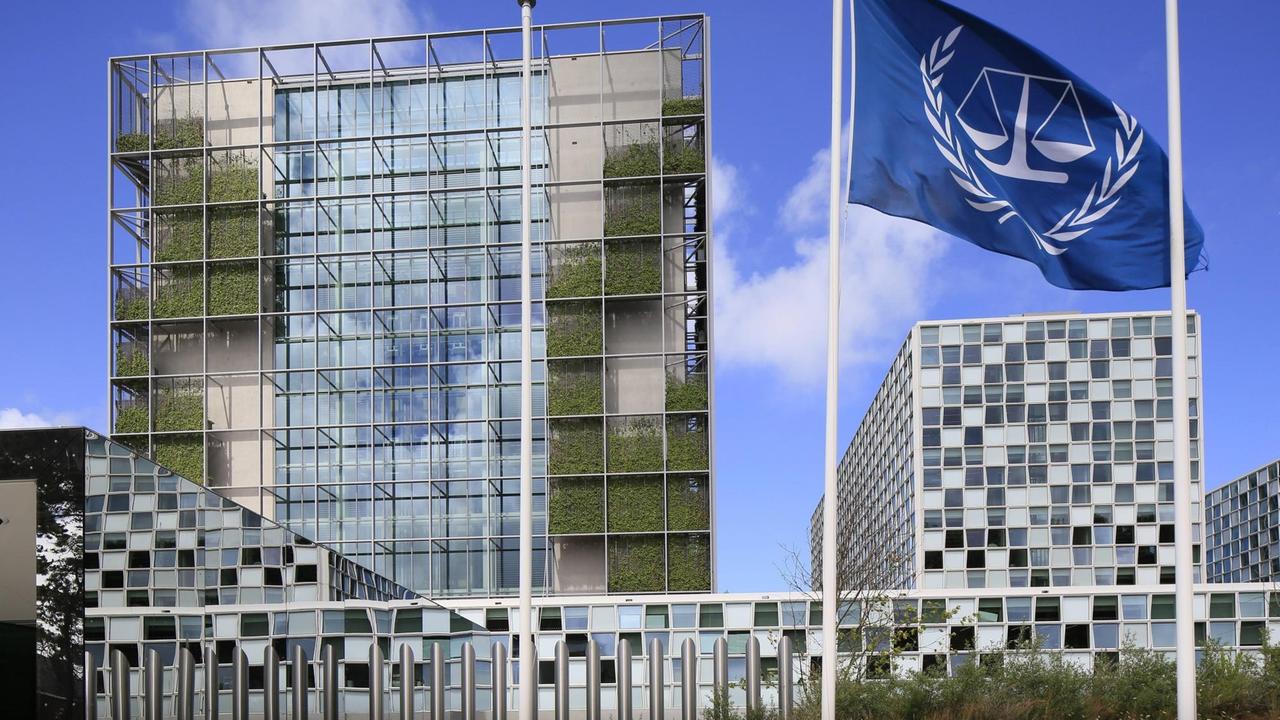 Vor dem Gebäude des Internationales Strafgerichtshofs in Den Haag weht eine Fahne des Gerichts.