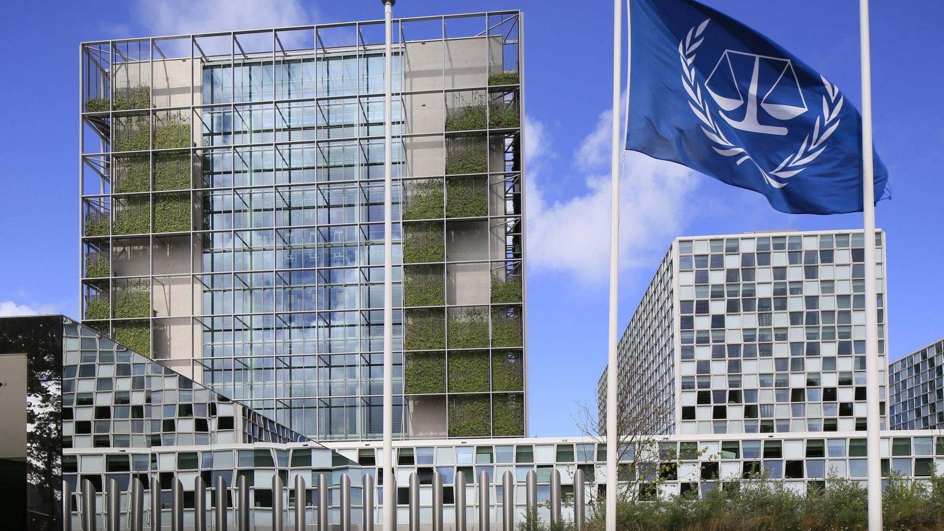 Vor dem Gebäude des Internationales Strafgerichtshofs in Den Haag weht eine Fahne des Gerichts Vor dem Gebäude des Internationales Strafgerichtshofs in Den Haag weht eine Fahne des Gerichts