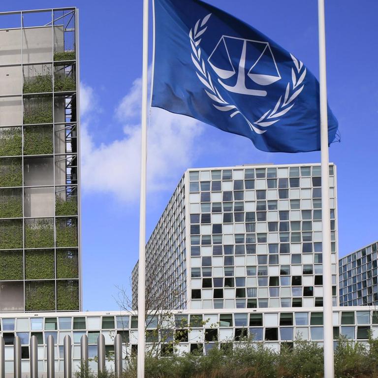 Internationaler Strafgerichtshof IStGH, Gebäude des neuen Strafgerichtshofs in Den Haag mit Fahne, 09.06.2017