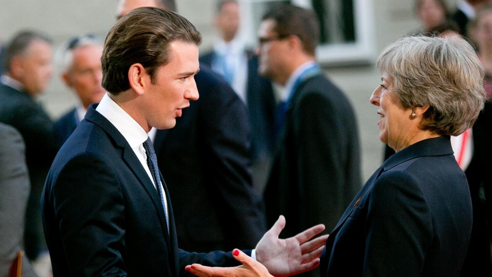 19. September 2018 in Salzburg: Österreichs Kanzler Sebastian Kurz und die britische Premierministerin Theresa May unterhalten sich 19. September 2018 in Salzburg: Österreichs Kanzler Sebastian Kurz und die britische Premierministerin Theresa May unterhalten sich