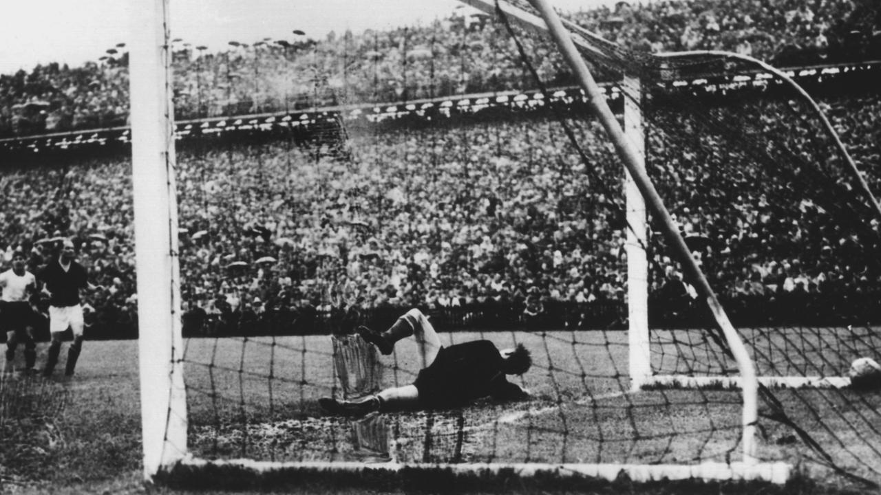 Mit einem 3:2-Sieg über Ungarn im Endspiel der Fußball-Weltmeisterschaft 1954 in Bern gewann Deutschland am 4. Juli 1954 den Titel. Mit einem 3:2-Sieg über Ungarn im Endspiel der Fußball-Weltmeisterschaft 1954 in Bern gewann Deutschland am 4. Juli 1954 den Titel.