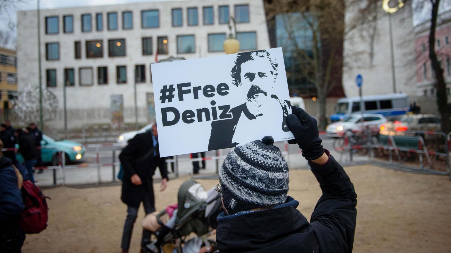 Bei einer Kundgebung vor der türkischen Botschaft wurde die Freilassung Yücels gefordert Bei einer Kundgebung vor der türkischen Botschaft wurde die Freilassung Yücels gefordert