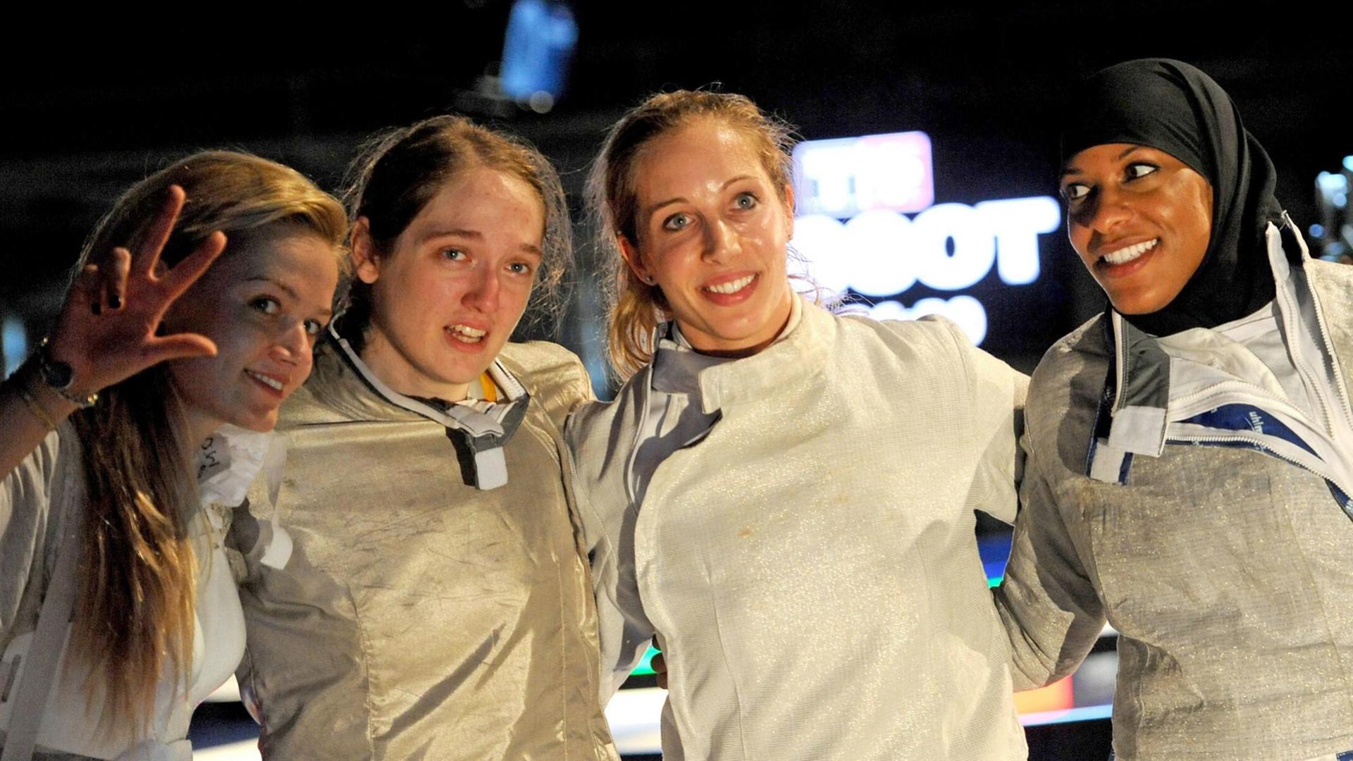 Die US-Fechterinnen Dagmara Wozniak, Anne-Elizabeth Stone, Mariel Zagunis und Ibtihaj Muhammad; hier bei den World Fencing Championships in Budapest um August 2013 Die US-Fechterinnen Dagmara Wozniak, Anne-Elizabeth Stone, Mariel Zagunis und Ibtihaj Muhammad; hier bei den World Fencing Championships in Budapest um August 2013