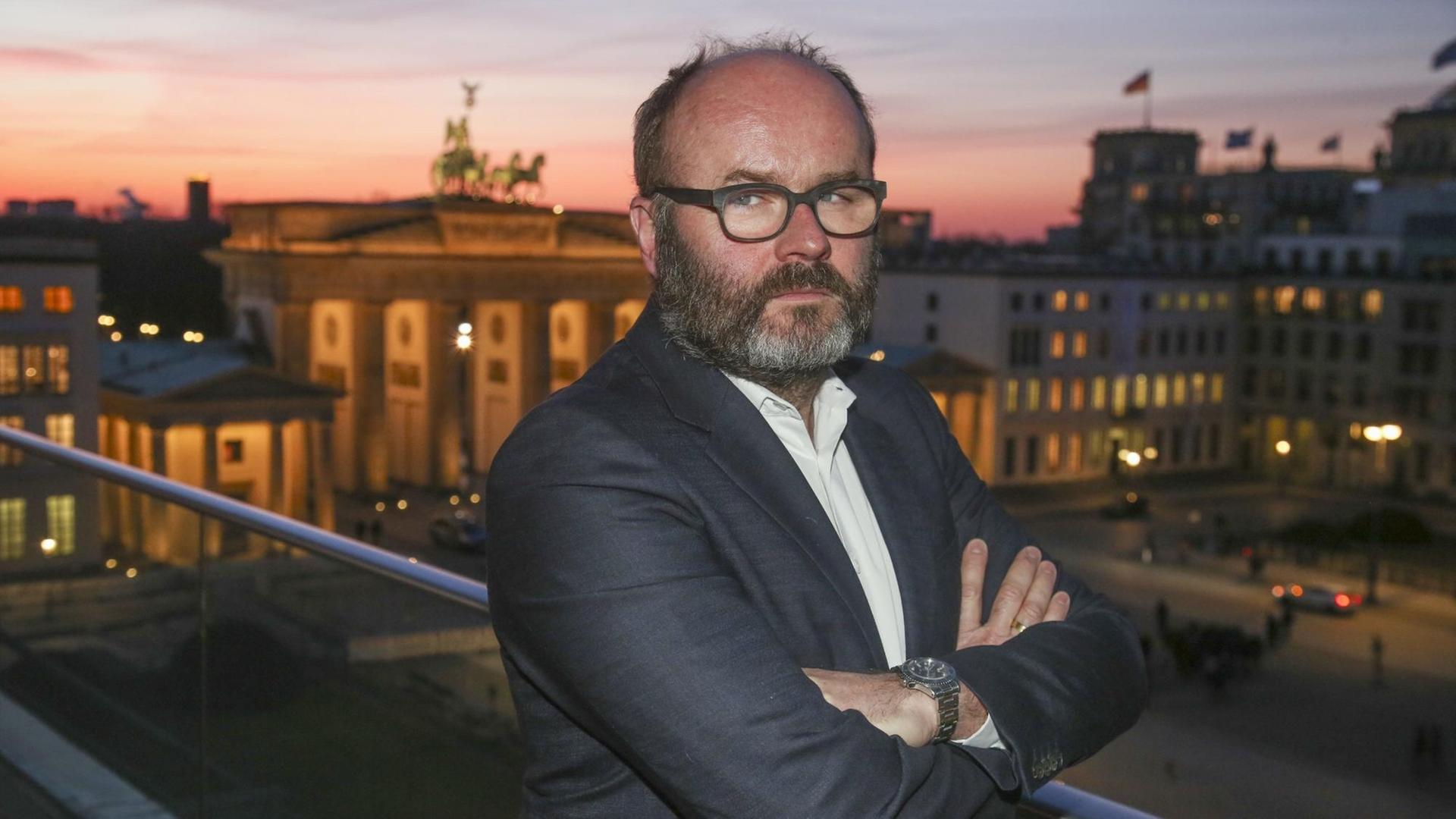 Porträt von Thomas Demand auf dem Balkon der Berliner Akademie der Künste. Porträt von Thomas Demand auf dem Balkon der Berliner Akademie der Künste.