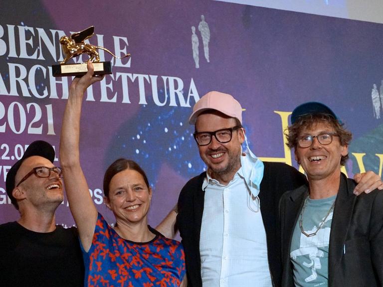Das Berliner Büro raumlabor gewinnt den Goldenen Löwen der Bienale Venedig 2021: (von links) Christof Mayer, Andrea Hofmann, Markus Bader and Benjamin Foerster-Baldenius