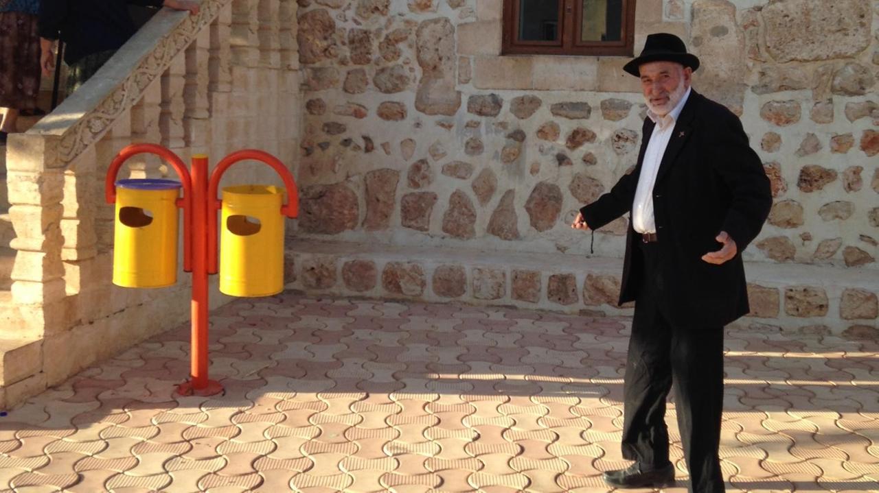 Ein Priester vor seiner Kirche im Tur Abdin. Ein Priester vor seiner Kirche im Tur Abdin.