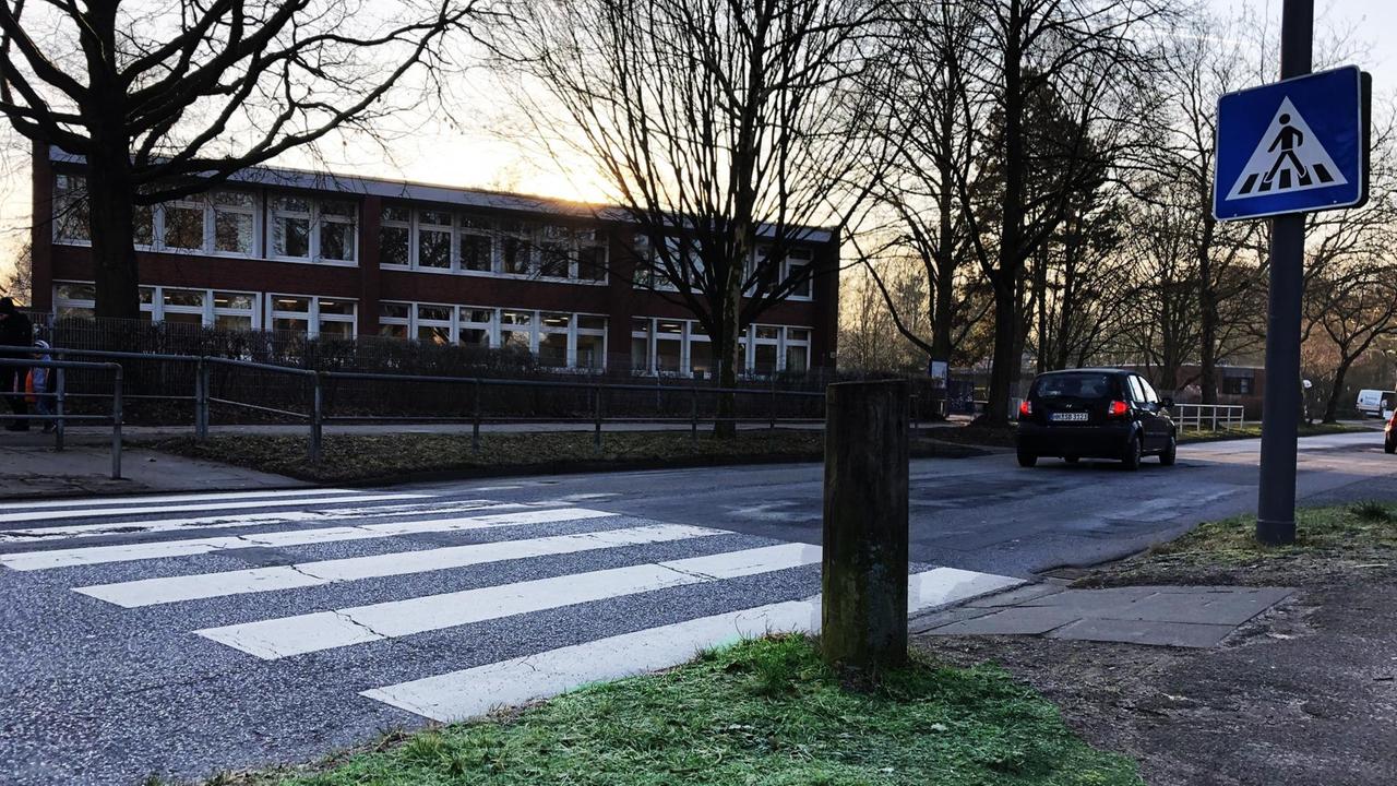 Der Zebrastreifen, im Amtsdeutsch der Fußgängerüberweg (FGÜ), vor der Hamburger Max-Traeger-Schule. Der Zebrastreifen, im Amtsdeutsch der Fußgängerüberweg (FGÜ), vor der Hamburger Max-Traeger-Schule.