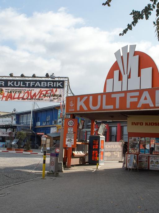 Der Eingang zur Kultfabrik auf dem Werksgelände am Ostbahnhof in München, ehemals Kunstpark Ost. Hier sollen Wohnungen, Büros und der neue Münchner Konzertsaal enstehen.