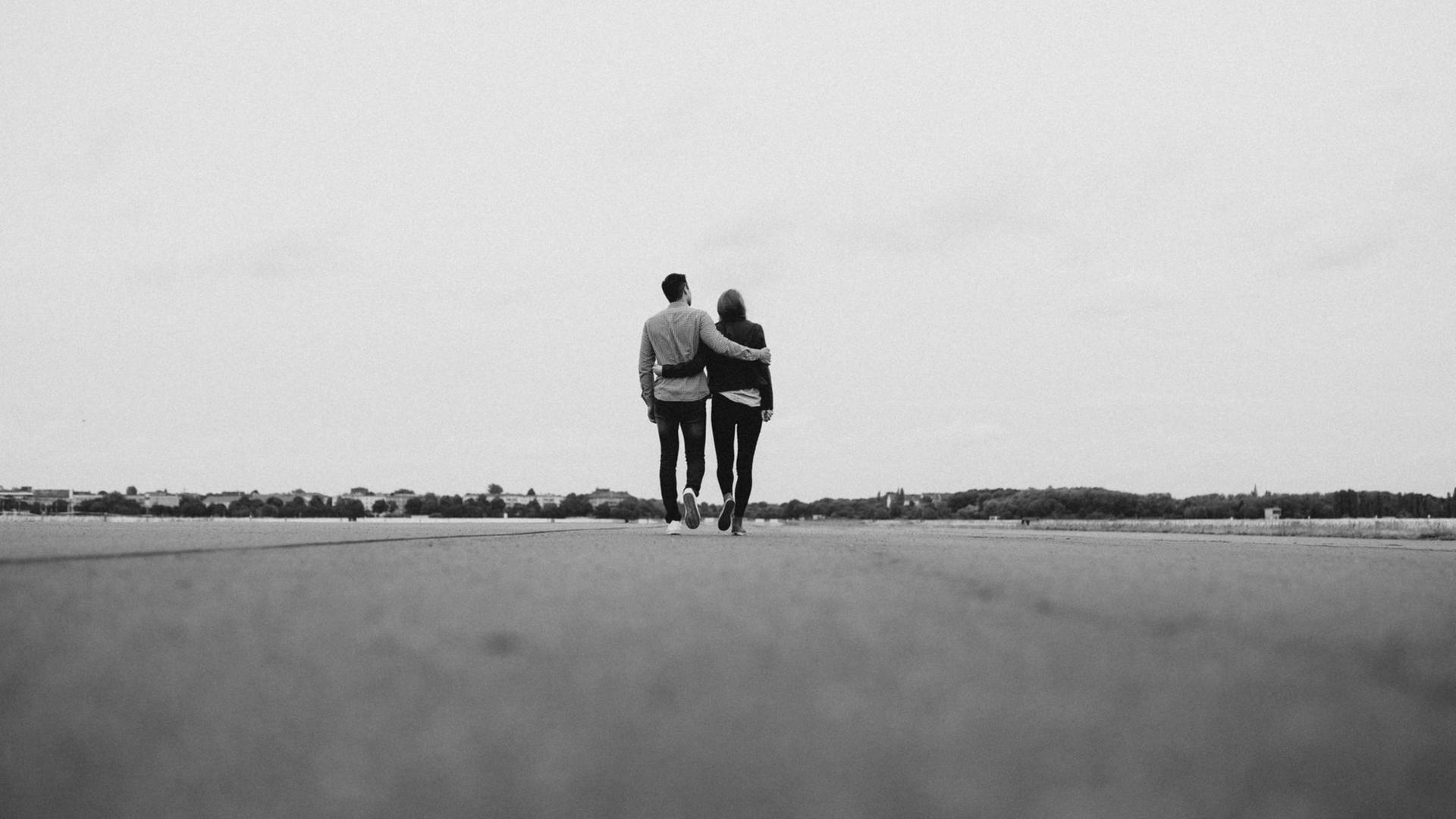 Ein Paar auf dem Tempelhofer Feld in Berlin.