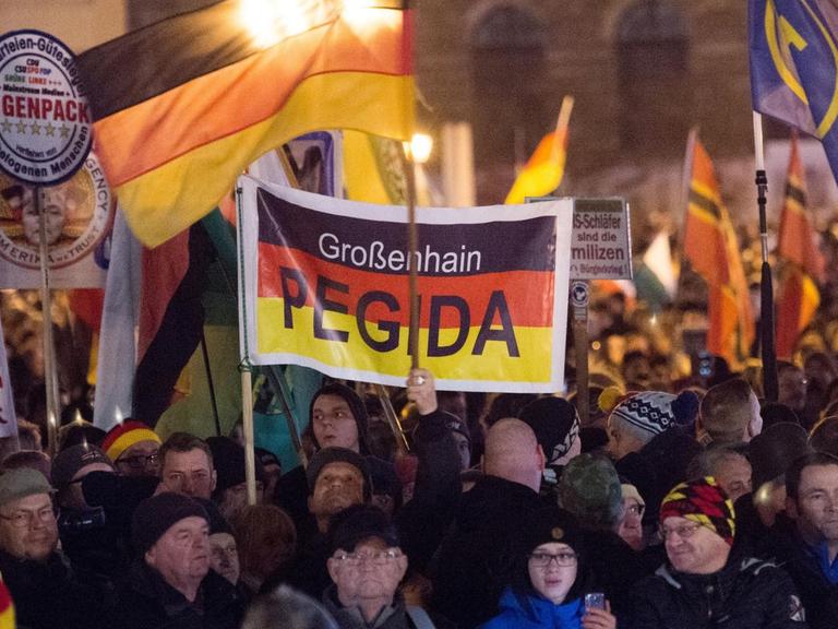 Teilnehmer haben sich am 14.12.2015 auf dem Theaterplatz in Dresden während einer Kundgebung des Bündnisses Pegida versammelt.
