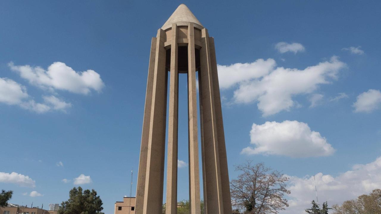 Mausoleum des berühmten persischen Arztes Abu Ali al-Husain ibn Abdullāh ibn Sīnā, auch Avicenna, in Hamadan, Iran Mausoleum des berühmten persischen Arztes Abu Ali al-Husain ibn Abdullāh ibn Sīnā, auch Avicenna, in Hamadan, Iran
