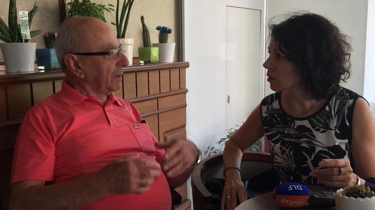 Gezim Peshkepia saß als politischer Gefangener acht Jahre in Haft - hier im Gespräch mit Sabine Adler