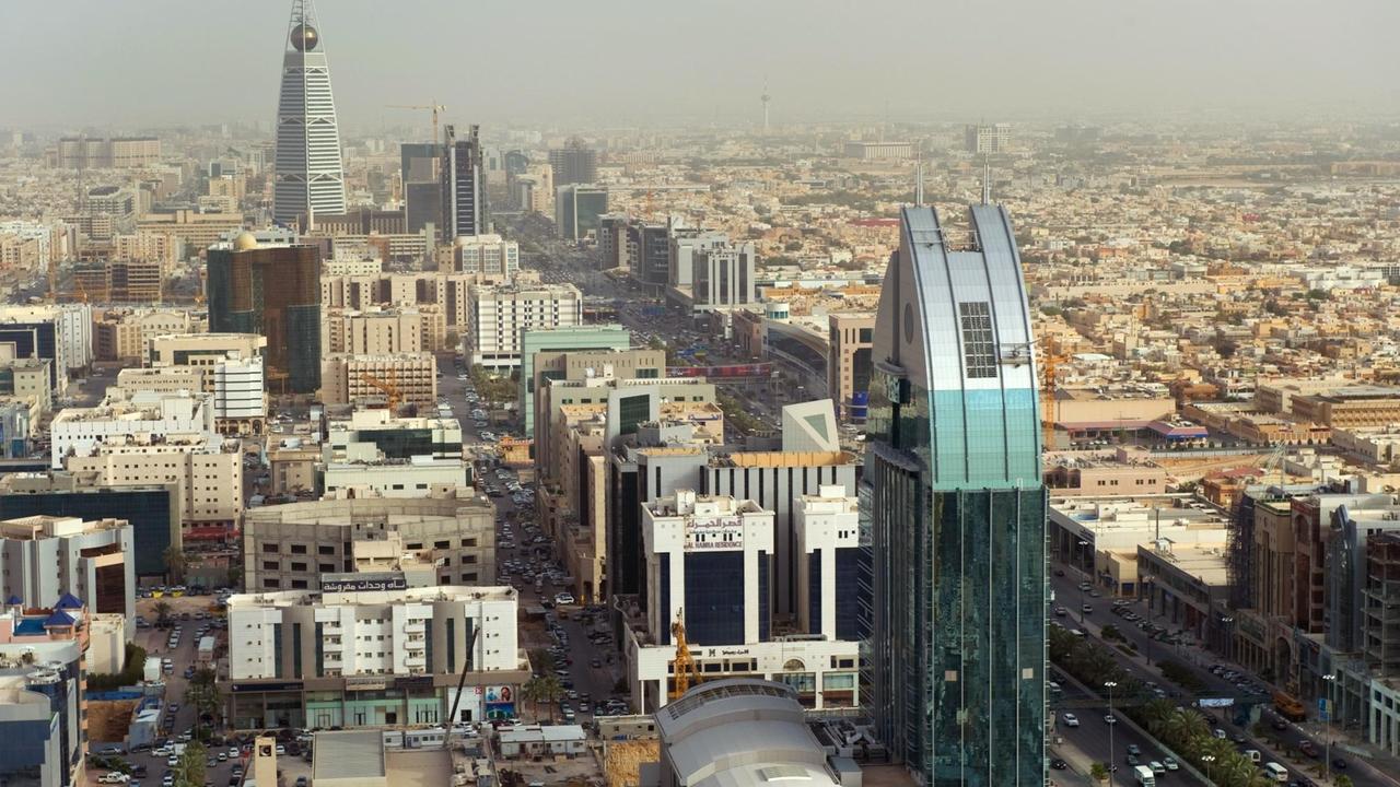 Blick aus der 46. Etage des Hotels Four Seasons auf die Innenstadt der etwa 4,6 Millionen Einwohner zählenden saudi-arabischen Hauptstadt Riad. Blick aus der 46. Etage des Hotels Four Seasons auf die Innenstadt der etwa 4,6 Millionen Einwohner zählenden saudi-arabischen Hauptstadt Riad.