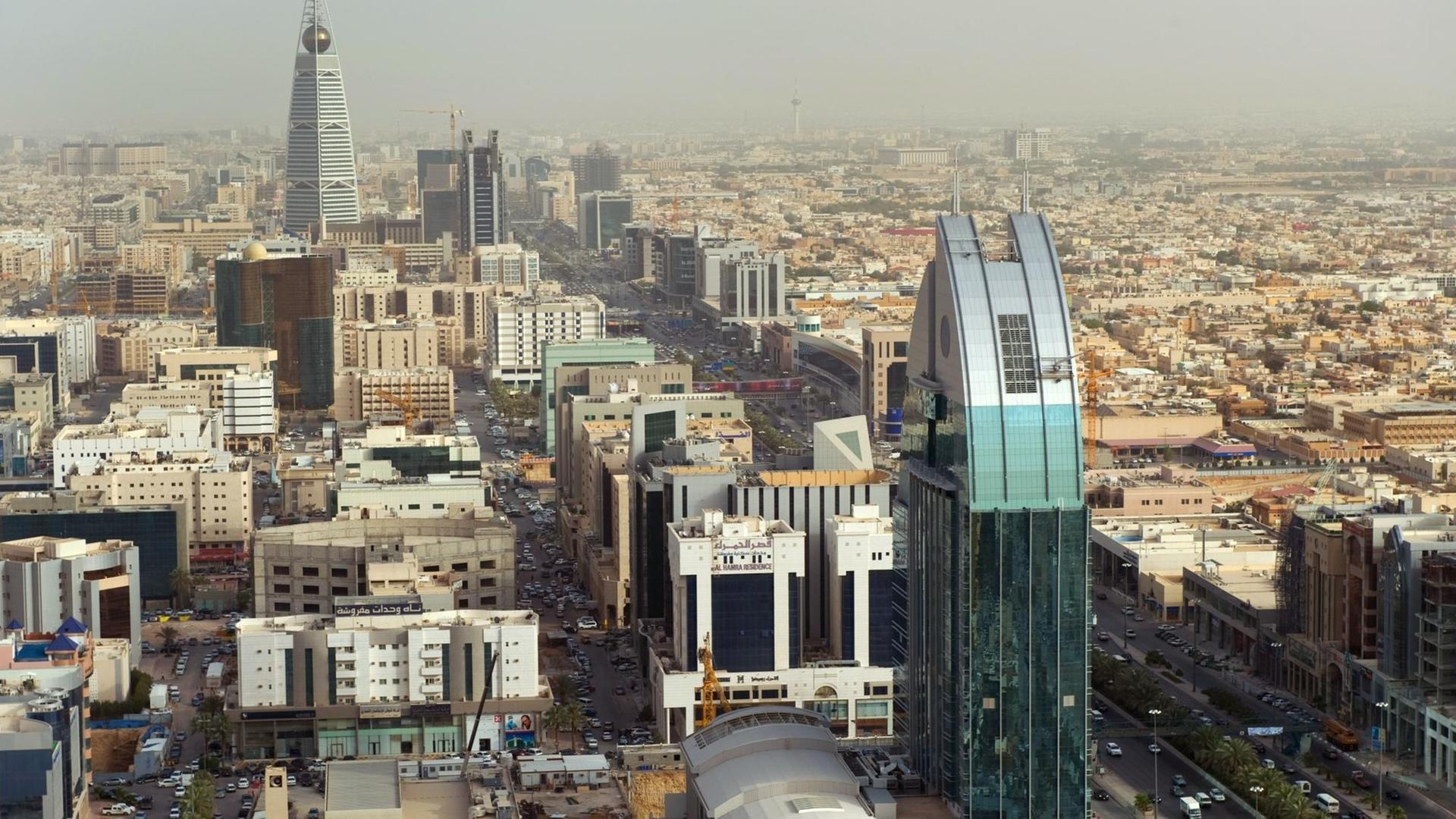 Blick aus der 46. Etage des Hotels Four Seasons auf die Innenstadt der etwa 4,6 Millionen Einwohner zählenden saudi-arabischen Hauptstadt Riad. Blick aus der 46. Etage des Hotels Four Seasons auf die Innenstadt der etwa 4,6 Millionen Einwohner zählenden saudi-arabischen Hauptstadt Riad.