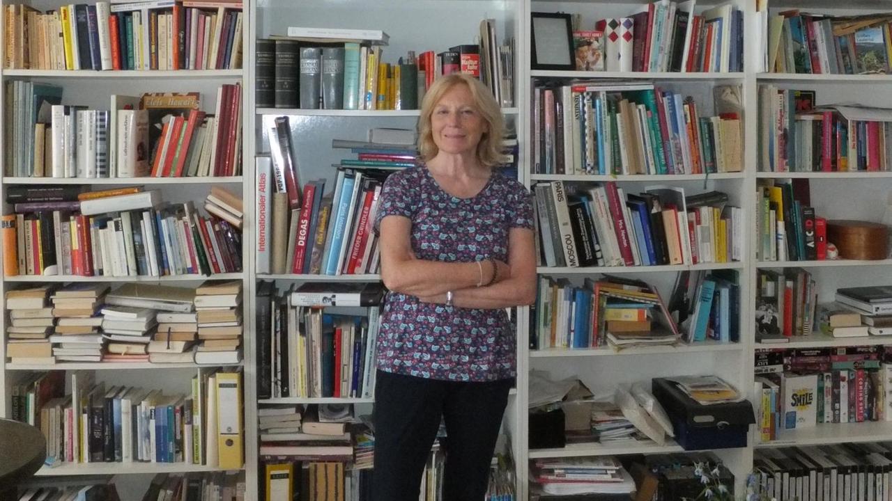 Maren Kroymann steht vor einem riesigen Bücherregal in ihrer Privatwohnung. Maren Kroymann steht vor einem riesigen Bücherregal in ihrer Privatwohnung.