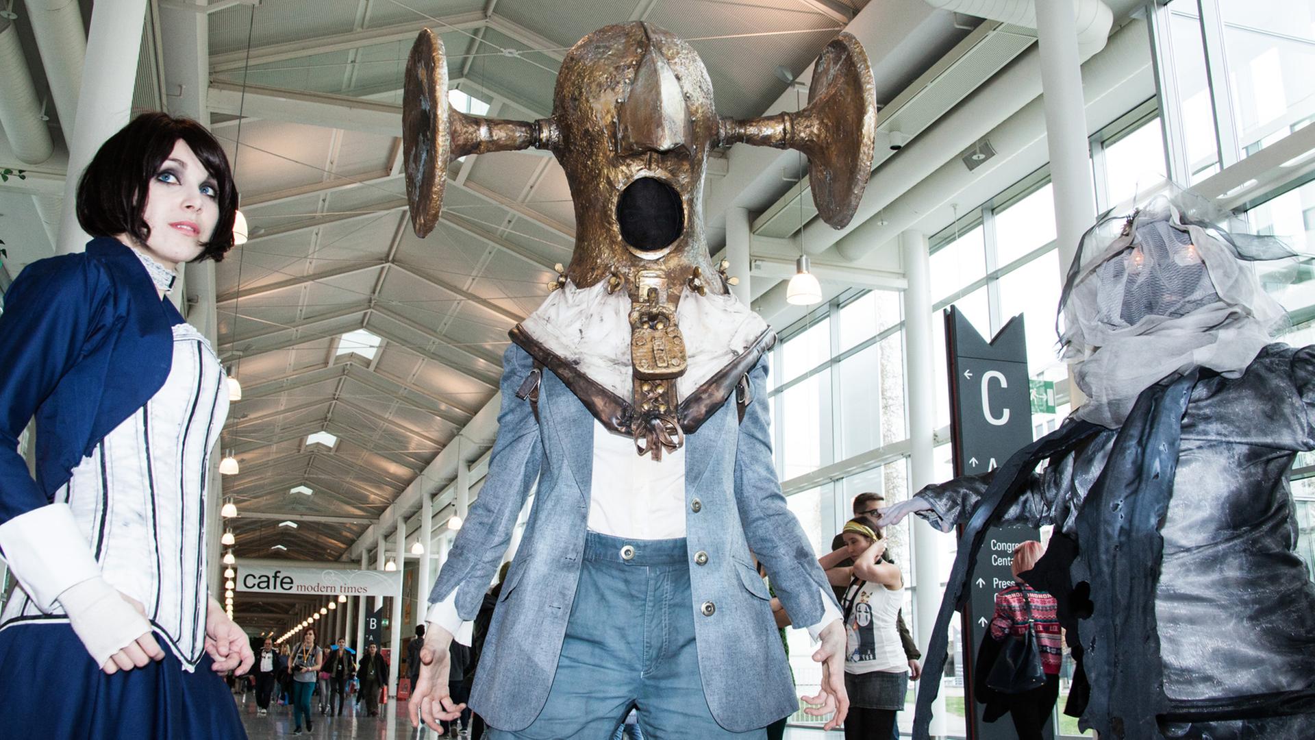 Diese Cosplayer stellen Charaktere aus einem Computerspiel dar Diese Cosplayer stellen Charaktere aus einem Computerspiel dar