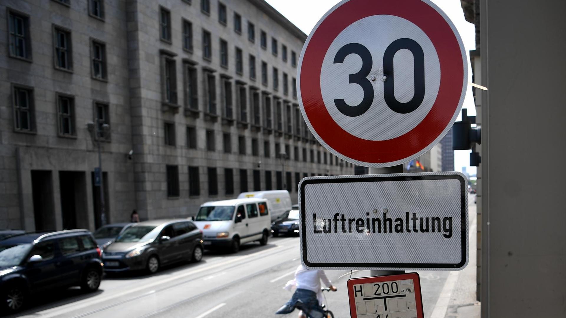 Ein Tempo 30 Schild steht in der Leipziger Straße. Fünf Wochen nach Beginn des umstrittenen Berliner Tempo-30-Modellversuchs will die Polizei kontrollieren, ob das Tempolimit auf der Leipziger Straße eingehalten wird. Ein Tempo 30 Schild steht in der Leipziger Straße. Fünf Wochen nach Beginn des umstrittenen Berliner Tempo-30-Modellversuchs will die Polizei kontrollieren, ob das Tempolimit auf der Leipziger Straße eingehalten wird.
