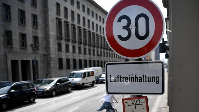 Ein Tempo 30 Schild steht in der Leipziger Straße. Fünf Wochen nach Beginn des umstrittenen Berliner Tempo-30-Modellversuchs will die Polizei kontrollieren, ob das Tempolimit auf der Leipziger Straße eingehalten wird.