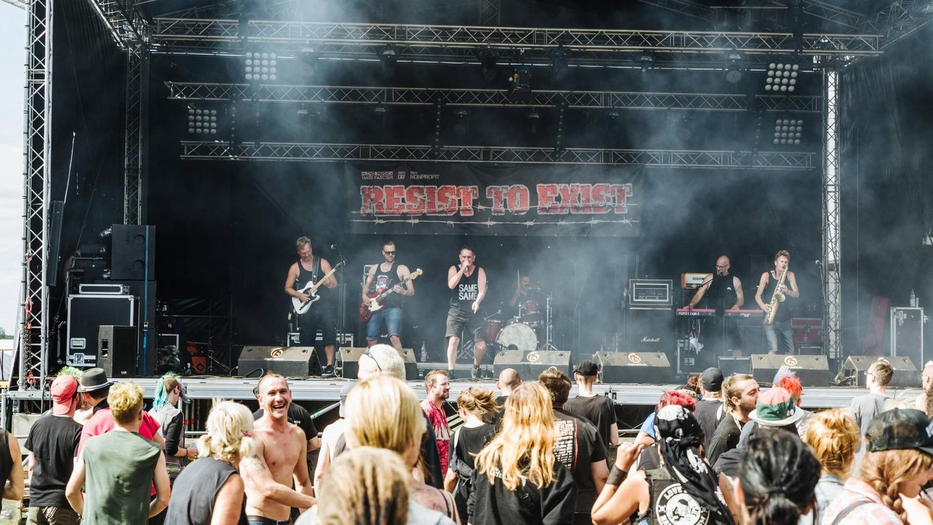Das Festival "Resist to Exist" in Kremmen 2018. Das Festival "Resist to Exist" in Kremmen 2018.