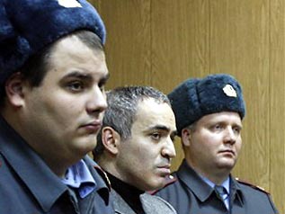 Der ehemalige Schachmeister Garry Kasparow steht in Moskau vor Gericht.