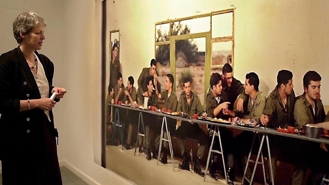Nella Cassouto, Kuratorin der Ausstellung "Towards the Future in the Middle East", einer Ausstellung von palästinensischen und israelischen Künstlern, vor dem Foto "The last Supper" des israelischen Künstlers Adi Nes, in Buenos Aires Nella Cassouto, Kuratorin der Ausstellung "Towards the Future in the Middle East", einer Ausstellung von palästinensischen und israelischen Künstlern, vor dem Foto "The last Supper" des israelischen Künstlers Adi Nes, in Buenos Aires