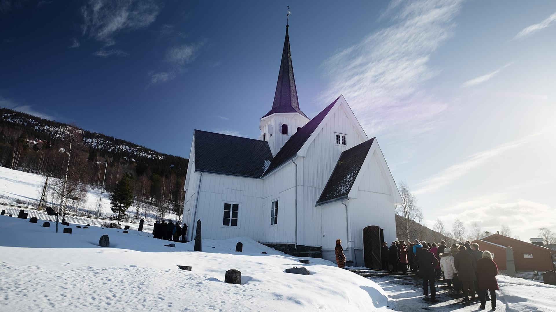 Menschenschlange vor einer norwegischen Bergkirche im Schnee Menschenschlange vor einer norwegischen Bergkirche im Schnee