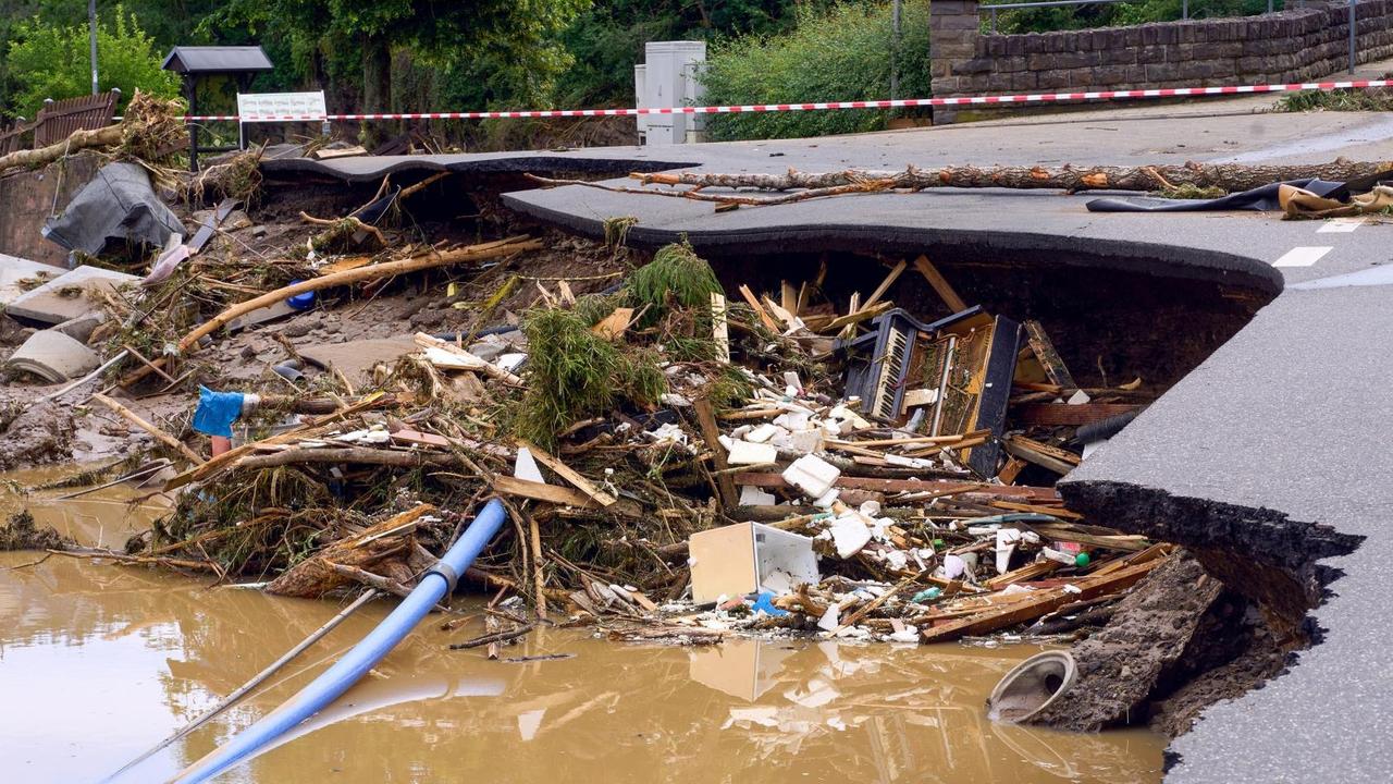 Ein Klavier liegt im Schutt unter einer unterspülten Straße im Kreis Ahrweiler am Tag nach dem Unwetter mit Hochwasser. Mindestens sechs Häuser wurden durch die Fluten zerstört. Ein Klavier liegt im Schutt unter einer unterspülten Straße im Kreis Ahrweiler am Tag nach dem Unwetter mit Hochwasser. Mindestens sechs Häuser wurden durch die Fluten zerstört.