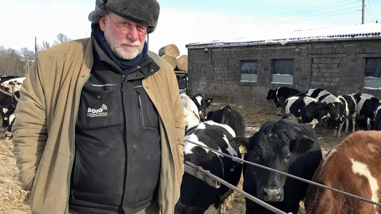 Der deutsche Landwirt Thassilo von der Decken steht auf seinem Hof in der Nähe von Gusew im Kaliningrader Gebiet vor seinen Kühen Der deutsche Landwirt Thassilo von der Decken steht auf seinem Hof in der Nähe von Gusew im Kaliningrader Gebiet vor seinen Kühen
