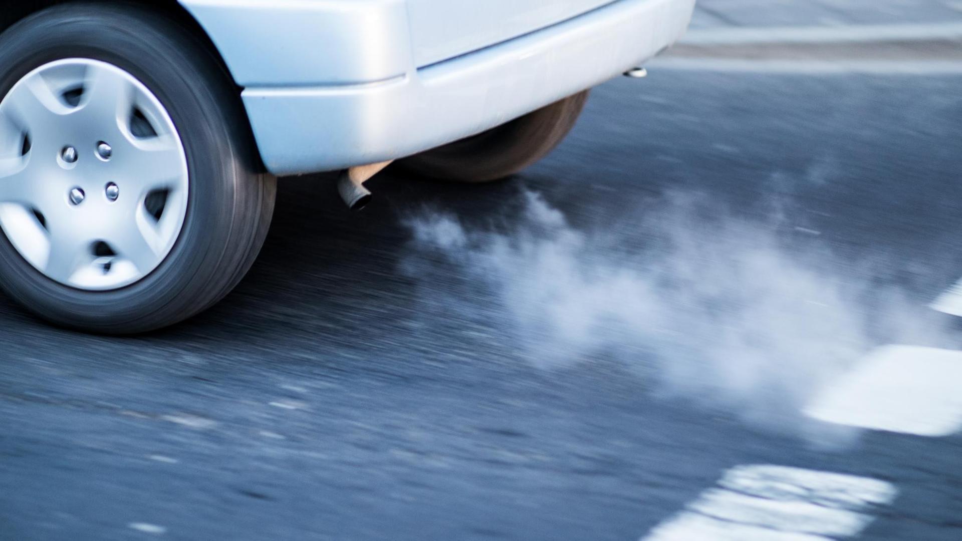 Abgas kommt aus einem Auto Abgas kommt aus einem Auto