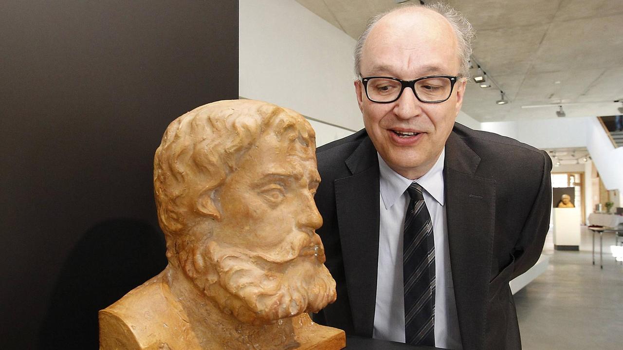 Stefan Rhein, Direktor der Stiftung Luthergedenkstätten in Sachsen-Anhalt, betrachtet am 12.06.2014 im Luther-Museum in Mansfeld, Sachsen-Anhalt, eine Büste von Martin Luther als Junker Jörg. Stefan Rhein, Direktor der Stiftung Luthergedenkstätten in Sachsen-Anhalt, betrachtet am 12.06.2014 im Luther-Museum in Mansfeld, Sachsen-Anhalt, eine Büste von Martin Luther als Junker Jörg.