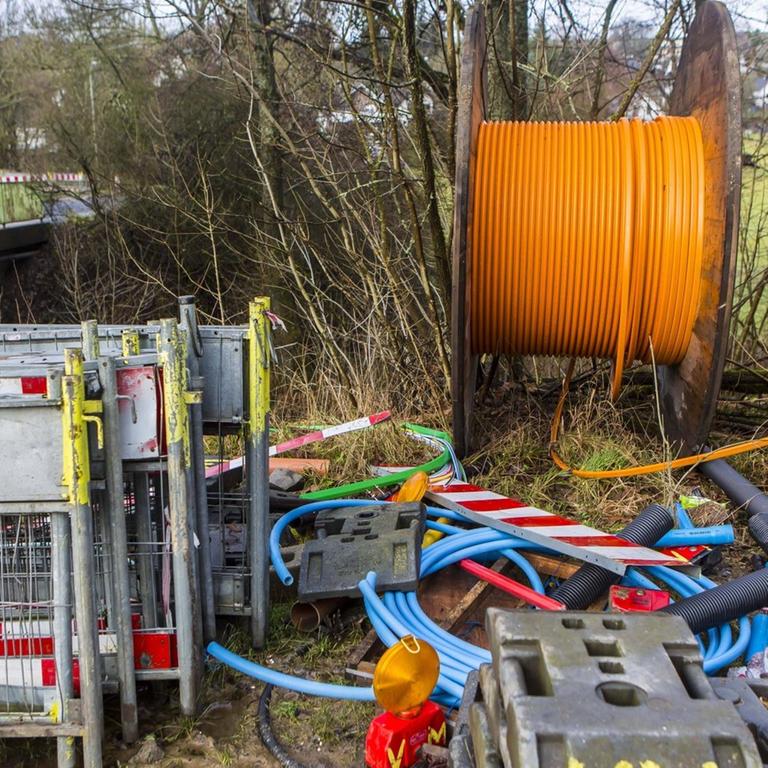 Ein Glasfasernetz zum Breitbandausbau wird verlegt.