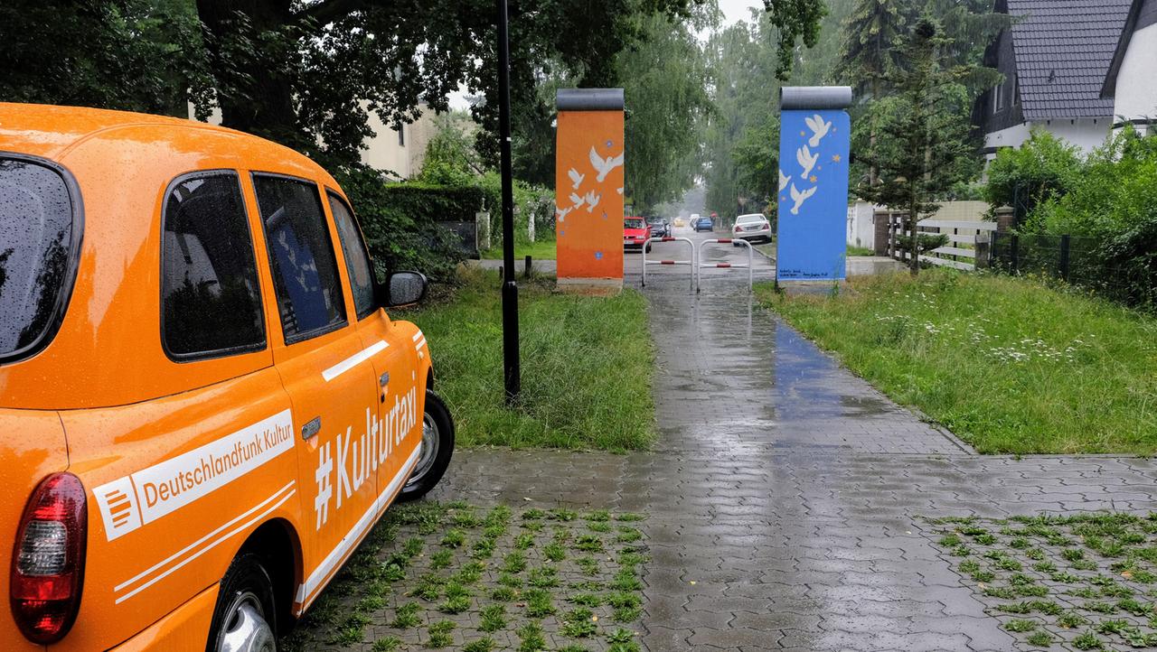 Mit unserem Kulturtaxi zu einem besonderen Stück Mauergeschichte - der "Entenschnabel" in Glienicke. Mit unserem Kulturtaxi zu einem besonderen Stück Mauergeschichte - der "Entenschnabel" in Glienicke.