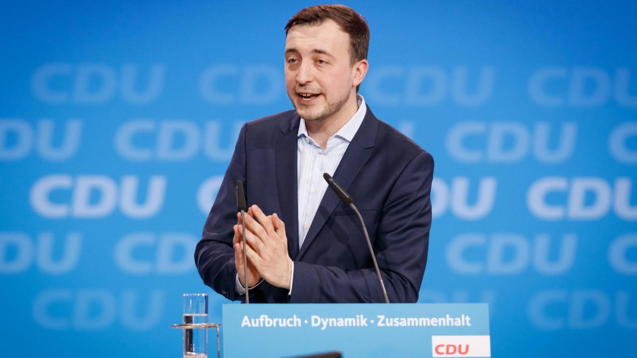 Das Foto zeigt den CDU-Politiker Paul Ziemiak auf dem Bundesparteitag im Februar 2018.