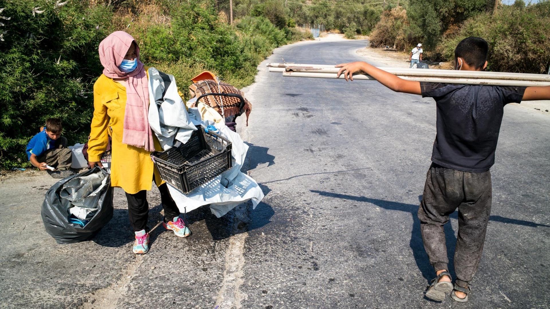 Flüchtlinge mit ihrem Hab und Gut auf der Insel Lesbos. Flüchtlinge mit ihrem Hab und Gut auf der Insel Lesbos.