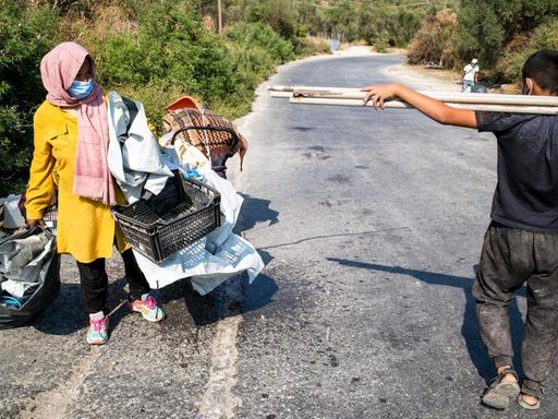 Flüchtlinge mit ihrem Hab und Gut auf der Insel Lesbos.