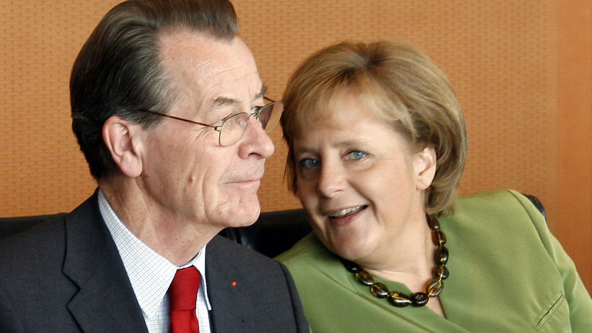 Franz Müntefering und Angela Merkel bei einer Kabinettssitzung im Jahr 2007 Franz Müntefering und Angela Merkel bei einer Kabinettssitzung im Jahr 2007