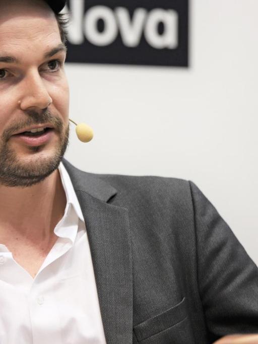 Max Czollek diskutiert in einer Gesprächsrunde