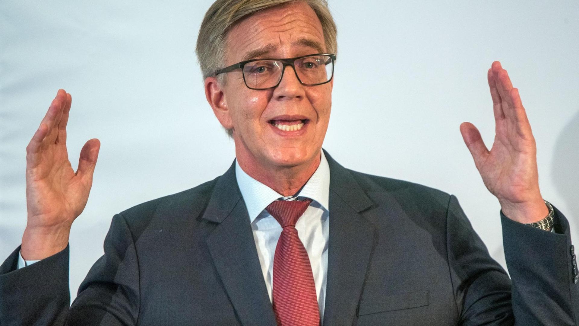 Der Fraktionschef der Linken im Bundestag, Dietmar Bartsch, spricht am 18.03.2017 in Gägelow (Mecklenburg-Vorpommern) vor den Delegierten. Bartsch führt seine Partei in Mecklenburg-Vorpommern als Spitzenkandidat in den Bundestagswahlkampf. Ein Parteitag wählte ihn auf Platz eins der Landesliste. Bartsch erhielt 92,3 Prozent der Stimmen. Der Fraktionschef der Linken im Bundestag, Dietmar Bartsch, spricht am 18.03.2017 in Gägelow (Mecklenburg-Vorpommern) vor den Delegierten. Bartsch führt seine Partei in Mecklenburg-Vorpommern als Spitzenkandidat in den Bundestagswahlkampf. Ein Parteitag wählte ihn auf Platz eins der Landesliste. Bartsch erhielt 92,3 Prozent der Stimmen.