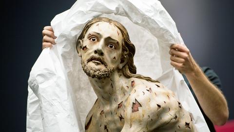 "Christus an der Geißelsäule" in der Ausstellung "Die große Illusion. Veristische Skulpturen und ihre Techniken" in Frankfurt am Main