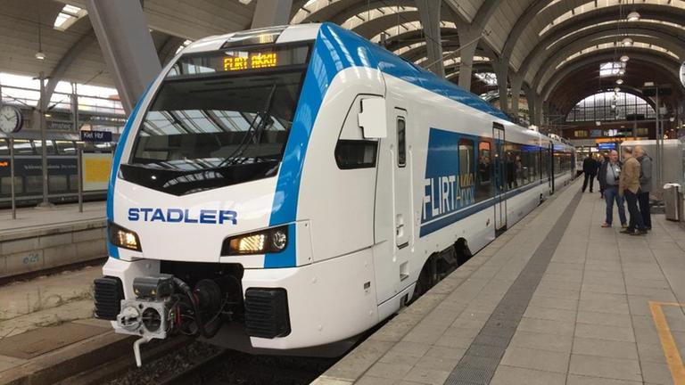 nicht überall im Land sind die Züge sauber unterwegs - nämlich dort, wo die Oberleitungen fehlen und die Loks und Triebwagen mit Dieselantrieb fahren und viel Stickoxid ausstoßen. Schleswig-Holstein ist dafür ein gutes Beispiel, gerade mal 29 Prozent der Bahnstrecken sind dort elektrifiziert. Doch schon in wenigen Jahren soll ein Zug mit Batterie-Antrieb Abhilfe schaffen. nicht überall im Land sind die Züge sauber unterwegs - nämlich dort, wo die Oberleitungen fehlen und die Loks und Triebwagen mit Dieselantrieb fahren und viel Stickoxid ausstoßen. Schleswig-Holstein ist dafür ein gutes Beispiel, gerade mal 29 Prozent der Bahnstrecken sind dort elektrifiziert. Doch schon in wenigen Jahren soll ein Zug mit Batterie-Antrieb Abhilfe schaffen.