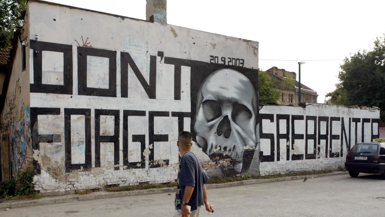 "Don't forget Srebrenice" ("Vergeßt Srebrenica nicht") steht auf einer Hauswand in der bosnisch-herzegowinischen Hauptstadt Sarajevo.