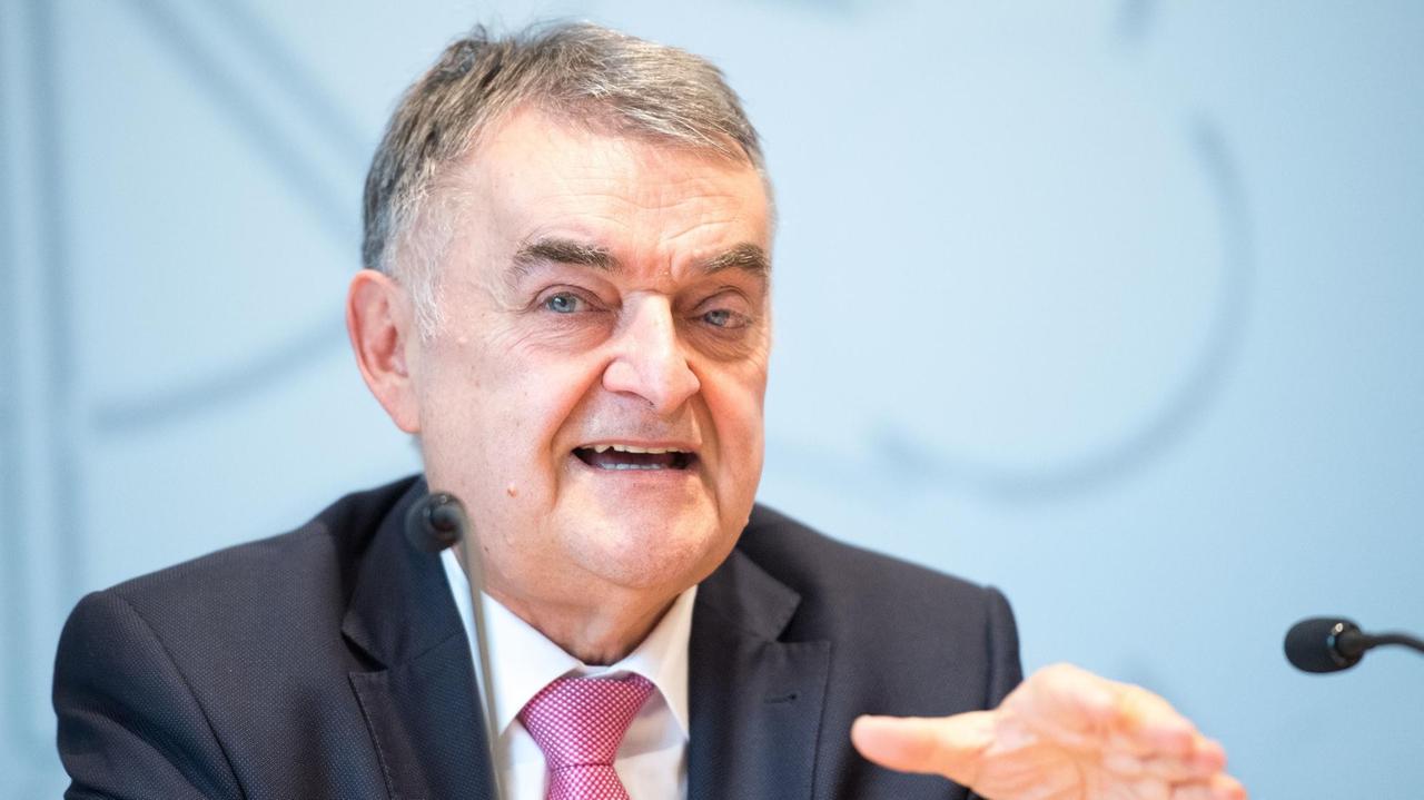 NRW-Innenminister Herbert Reul (CDU) spricht im Landtag in Düsseldorf. NRW-Innenminister Herbert Reul (CDU) spricht im Landtag in Düsseldorf.
