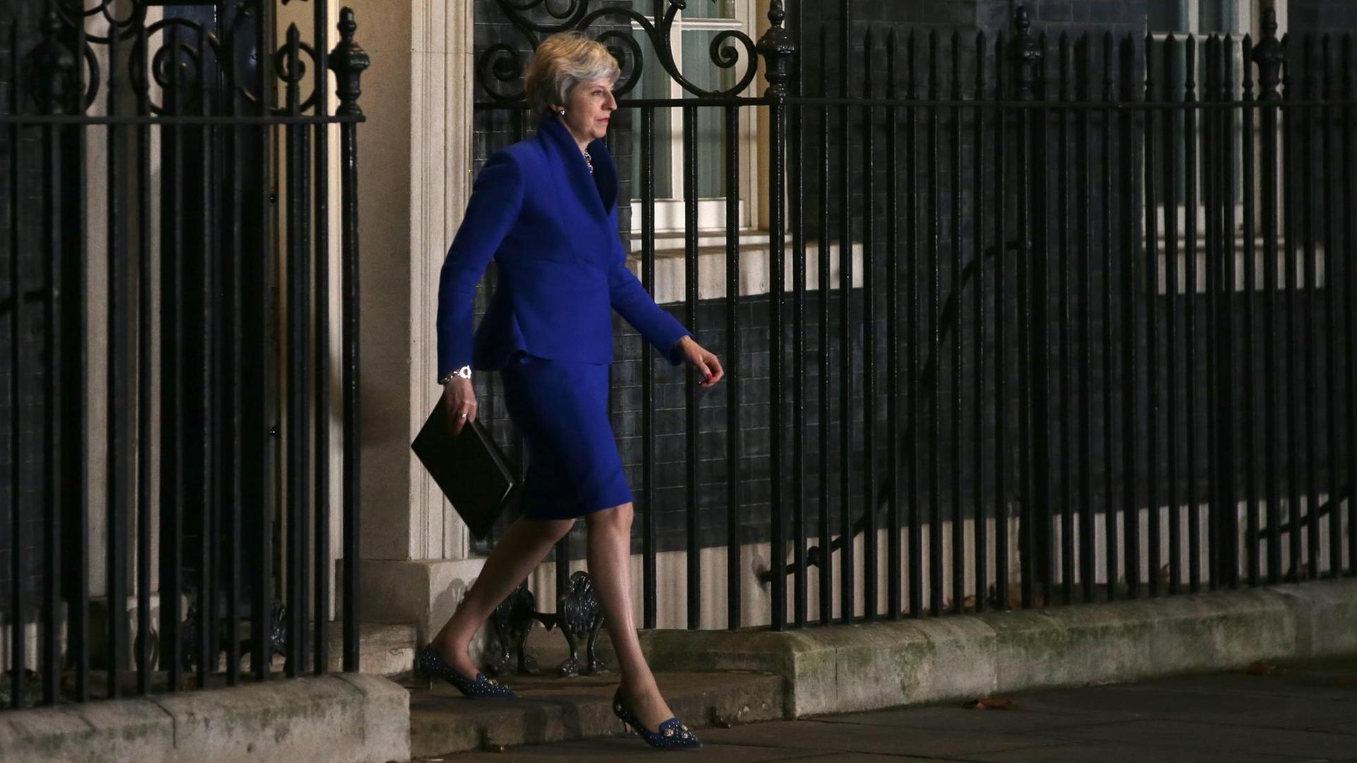 Die britische Premierministerin Theresa May vor dem Regierungssitz in London Die britische Premierministerin Theresa May vor dem Regierungssitz in London