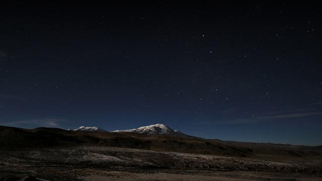 Der Vulkan Nevado Coropuna und die Fundstätte Cuncaicha in den südperuanischen Anden im Sternenlicht.