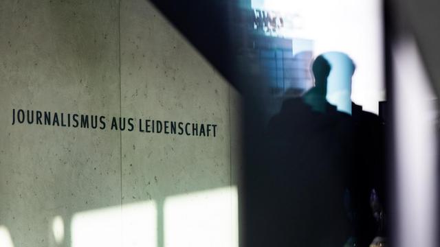 "Journalismus aus Leidenschaft" steht in schwarzen Lettern an einer Wand in der Eingangshalle der Funke Mediengruppe in Essen.