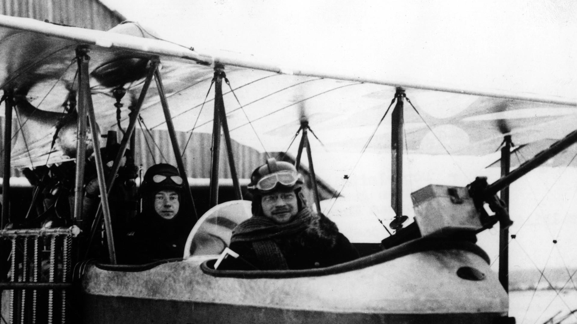 Doppelsitziges Flugzeug der deutschen Luftwaffe im ersten Weltkrieg mit nach hinten gesetztem Motor und aufgesetztem Maschinengewehr. (Undatiertes Archivbild aufgenommen zwischen 1914 und 1918). Doppelsitziges Flugzeug der deutschen Luftwaffe im ersten Weltkrieg mit nach hinten gesetztem Motor und aufgesetztem Maschinengewehr. (Undatiertes Archivbild aufgenommen zwischen 1914 und 1918).